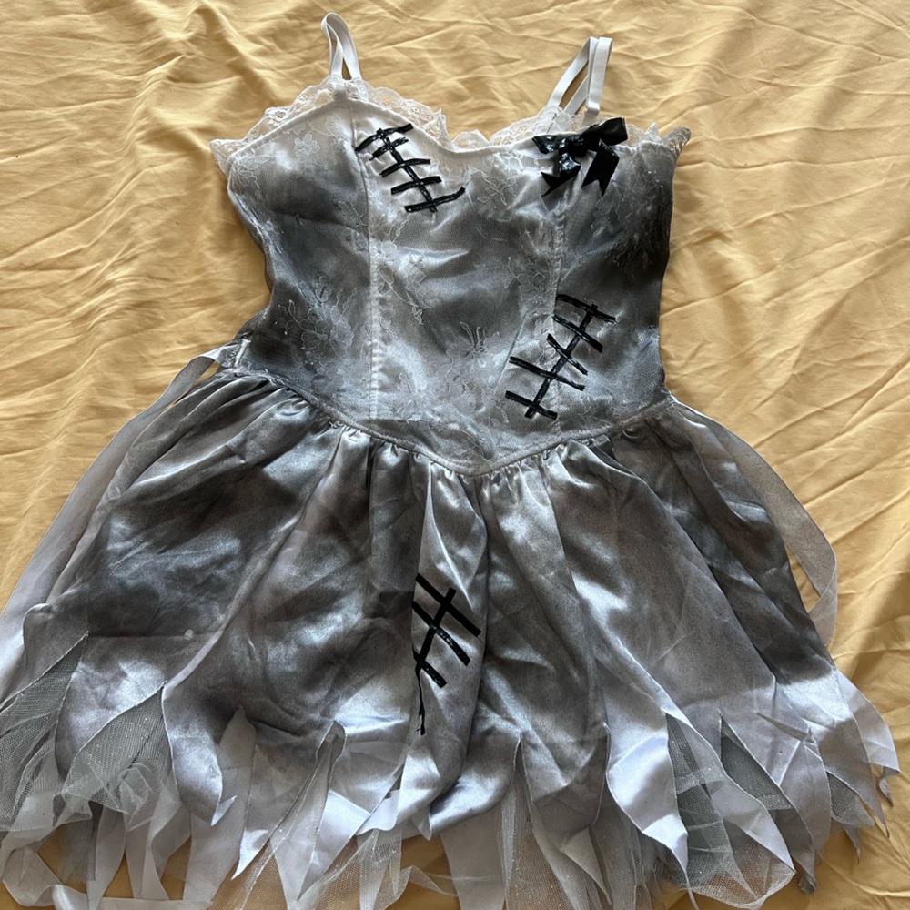 Woman’s zombie bride costume